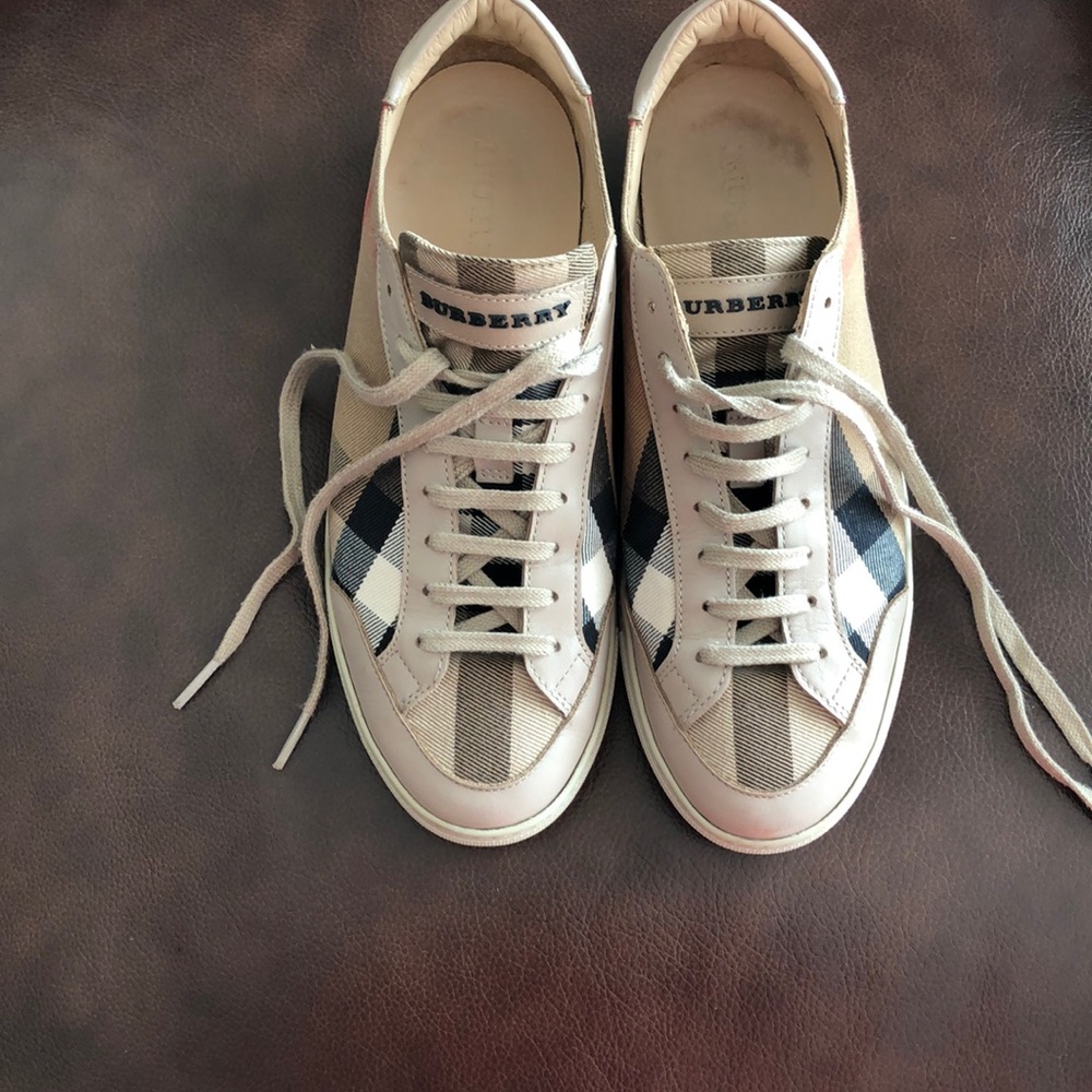 💯 % Authentic Burberry women's sneakers! 🌟